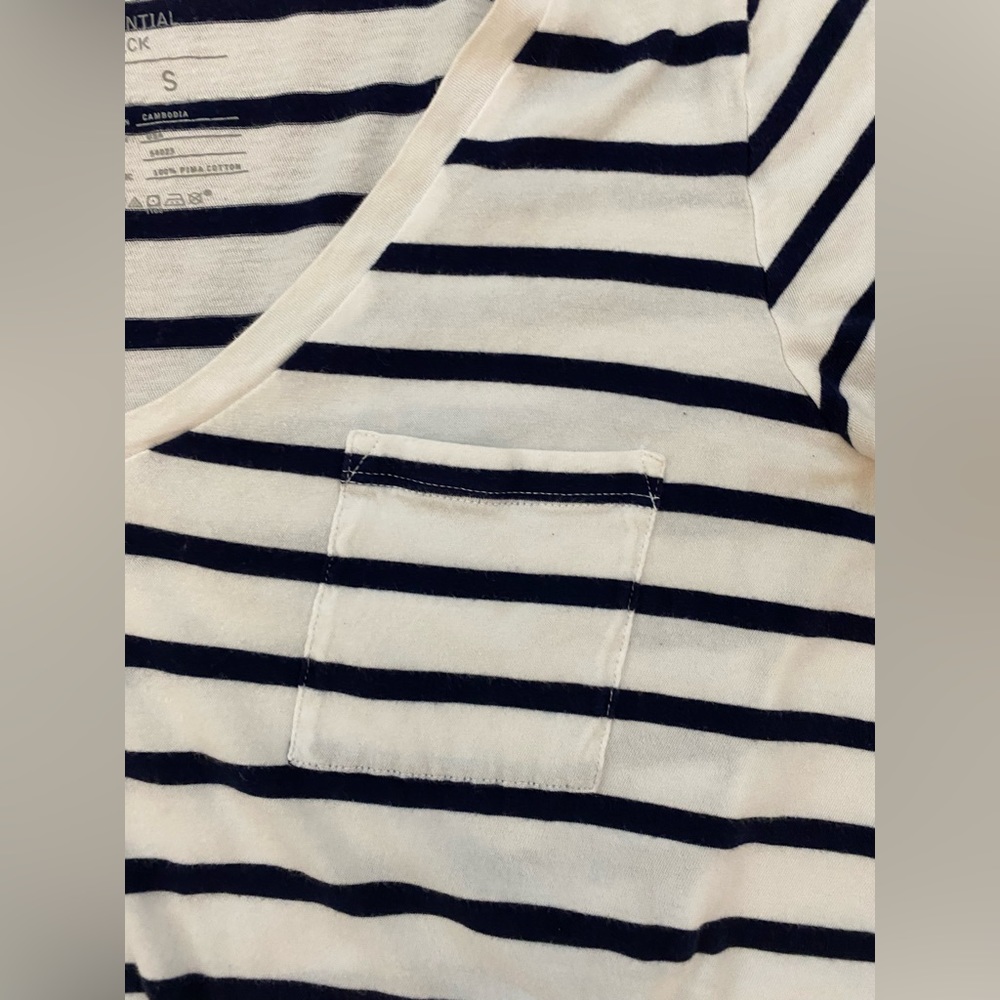 Gap The Essential V-neck Striped Tee - Picture 3 of 8